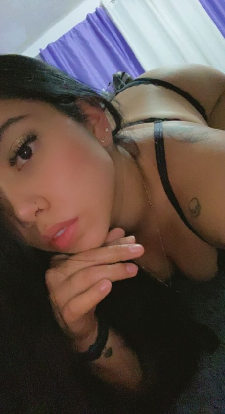 Naakte gelekte OnlyFans-foto van Paola Miel