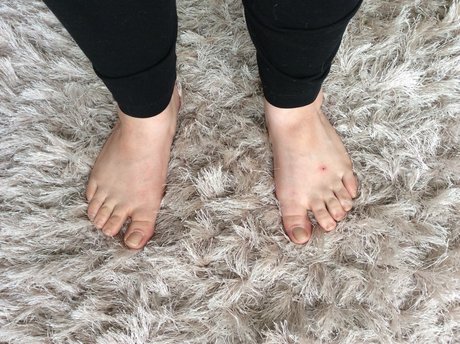 Naakte gelekte OnlyFans-foto van Panties Ampamp Feet