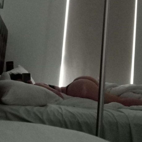 Naakte gelekte OnlyFans-foto van Paige
