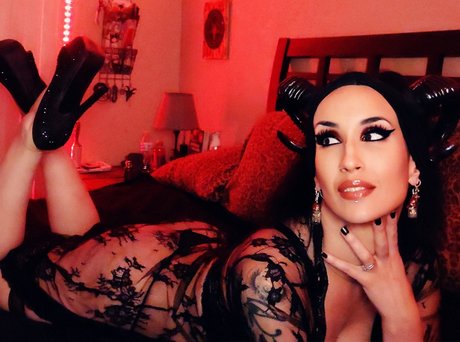 Naakte gelekte OnlyFans-foto van Persephone Black