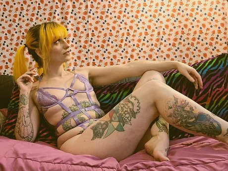 Naakte gelekte OnlyFans-foto van Perii Heliion