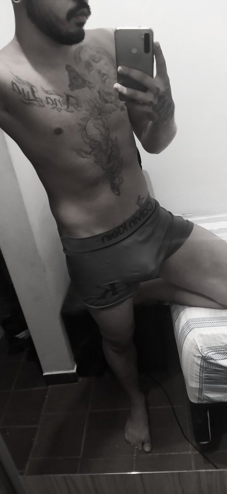 Naakte gelekte OnlyFans-foto van Paulo Vitor