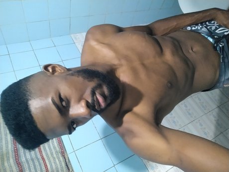 Naakte gelekte OnlyFans-foto van Dadoboy