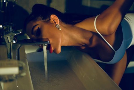 Naakte gelekte OnlyFans-foto van Pink Rabbit