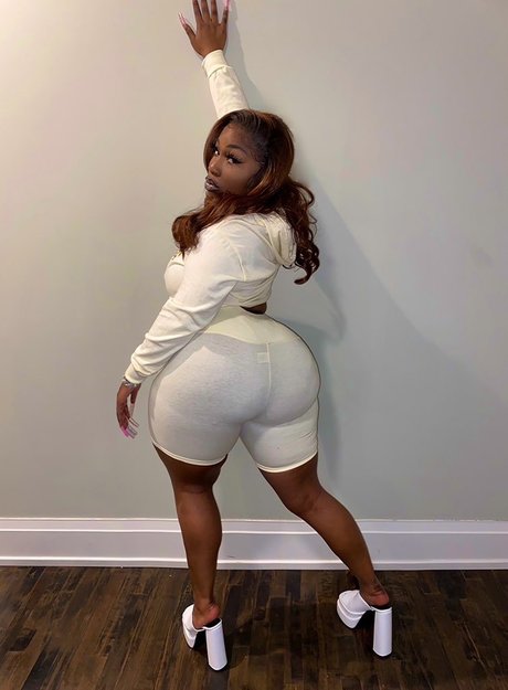 Naakte gelekte OnlyFans-foto van Chunling