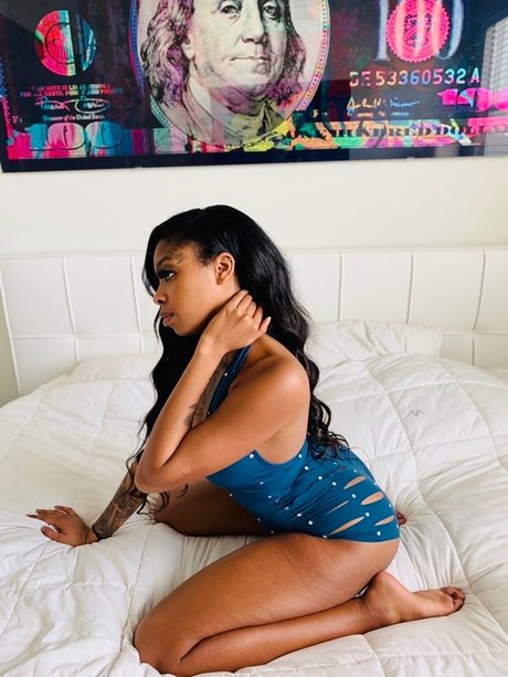 Naakte gelekte OnlyFans-foto van Chanel