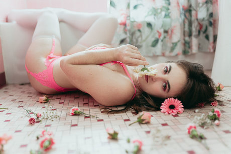 Naakte gelekte OnlyFans-foto van Petiteplayroom
