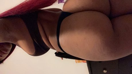 Naakte gelekte OnlyFans-foto van Petitenina