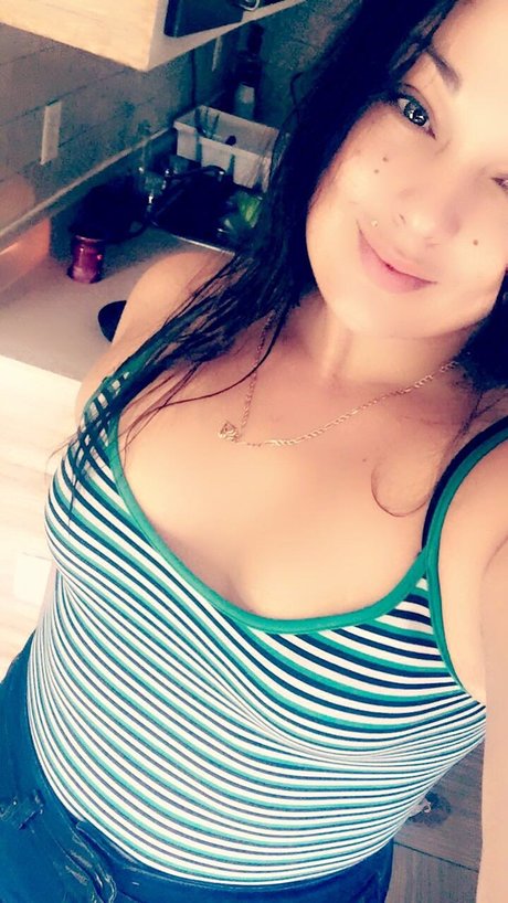 Naakte gelekte OnlyFans-foto van Naughtypetitelionne