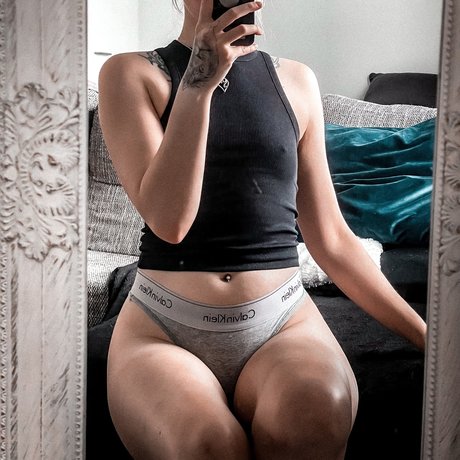 Naakte gelekte OnlyFans-foto van Petitejenss