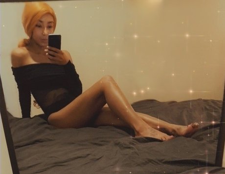 Naakte gelekte OnlyFans-foto van Petite Beaute