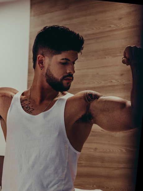 Naakte gelekte OnlyFans-foto van Petes Evans