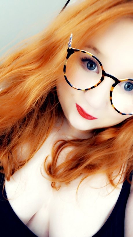 Naakte gelekte OnlyFans-foto van Plussizered