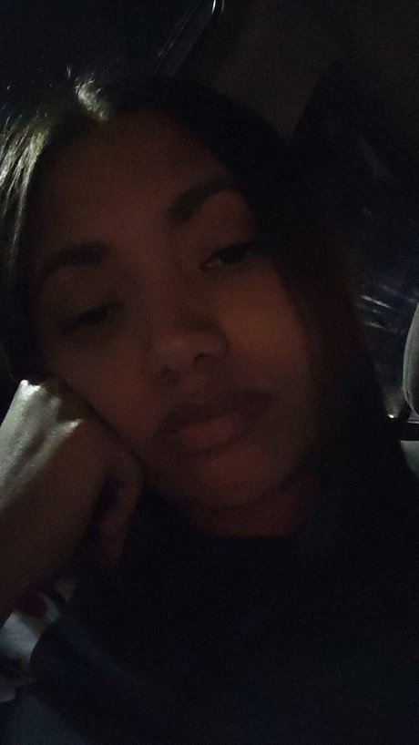 Naakte gelekte OnlyFans-foto van Reynaa