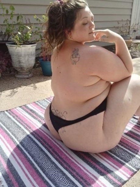 Naakte gelekte OnlyFans-foto van Plush