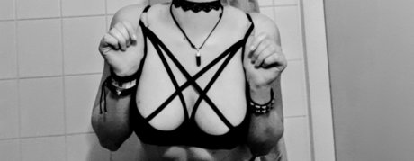 Naakte gelekte OnlyFans-foto van Pixi