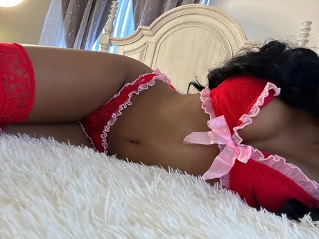 Naakte gelekte OnlyFans-foto van Petite Ebony