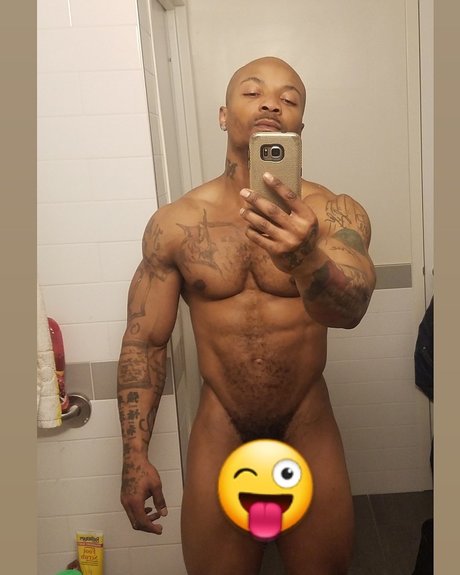 Naakte gelekte OnlyFans-foto van Playboyfit