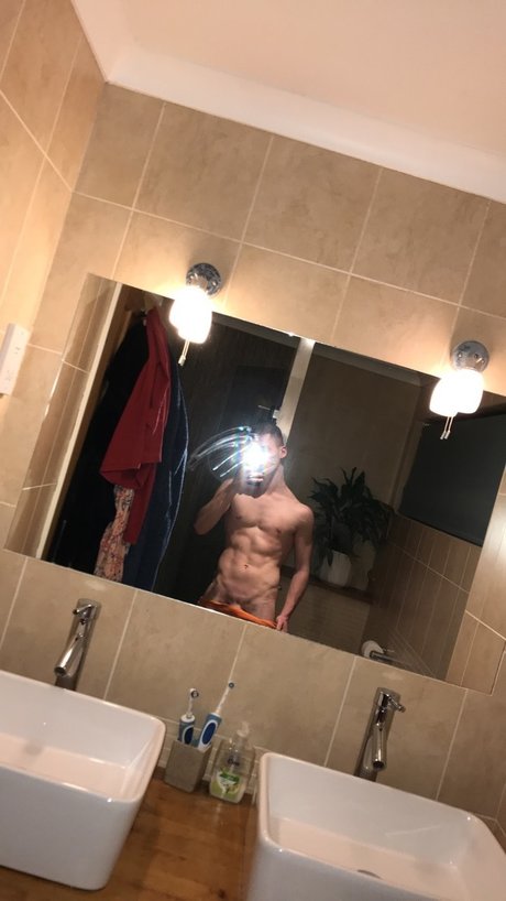 Naakte gelekte OnlyFans-foto van Ch0ke And Veins