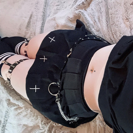 Naakte gelekte OnlyFans-foto van Pixie Riot