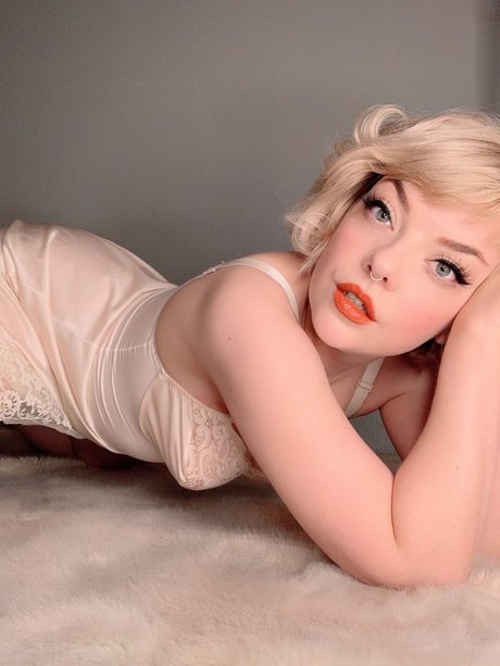 Naakte gelekte OnlyFans-foto van Eve Gray Pixelminxfree