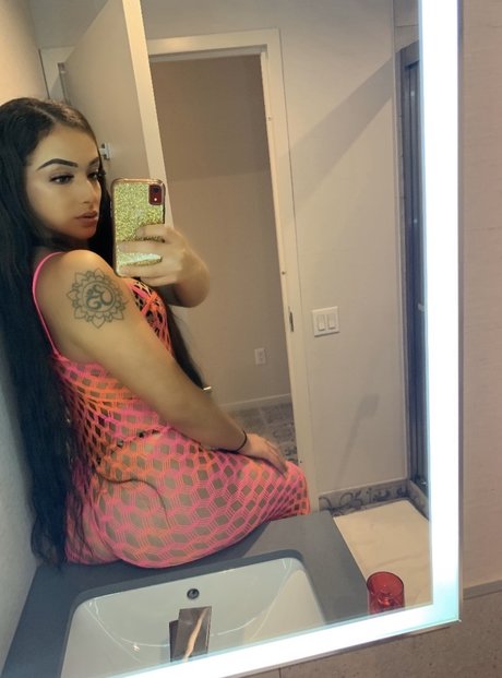 Naakte gelekte OnlyFans-foto van Asia Alleyne