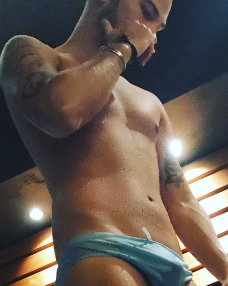 Naakte gelekte OnlyFans-foto van Lore