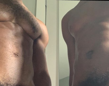 Naakte gelekte OnlyFans-foto van Pinky And Juice