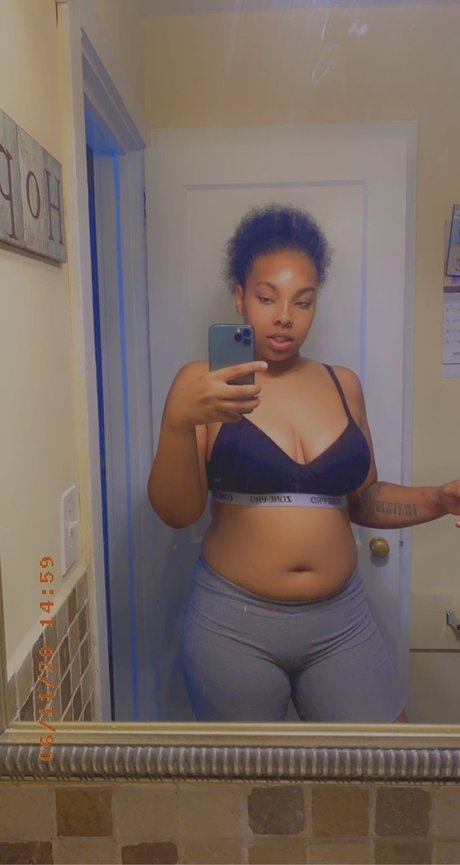 Naakte gelekte OnlyFans-foto van Darnajia Jackson