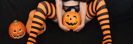 Naakte gelekte OnlyFans-foto van Cherry Charming