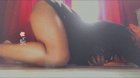 Naakte gelekte OnlyFans-foto van Cherry