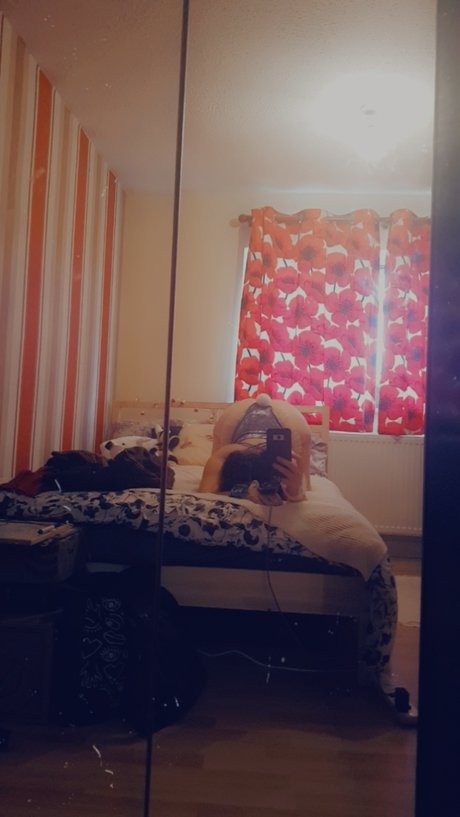 Naakte gelekte OnlyFans-foto van Bunni