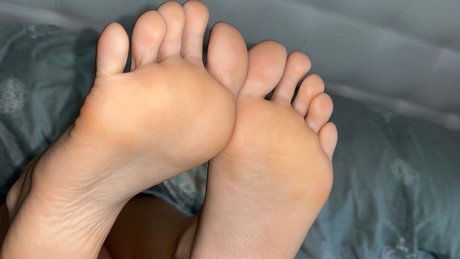 Naakte gelekte OnlyFans-foto van Small Feet Madison
