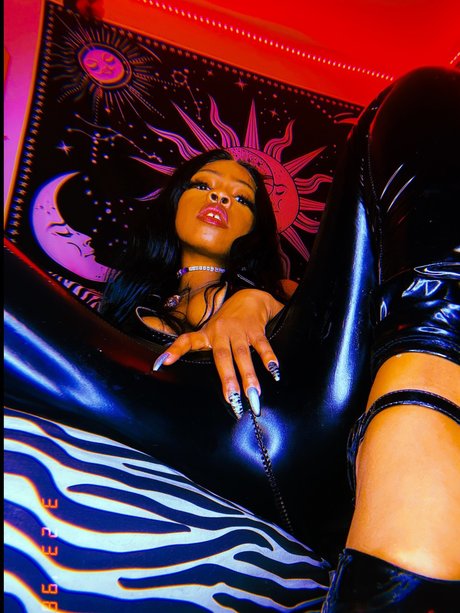 Naakte gelekte OnlyFans-foto van Saphira