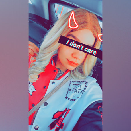Naakte gelekte OnlyFans-foto van Royalteaa