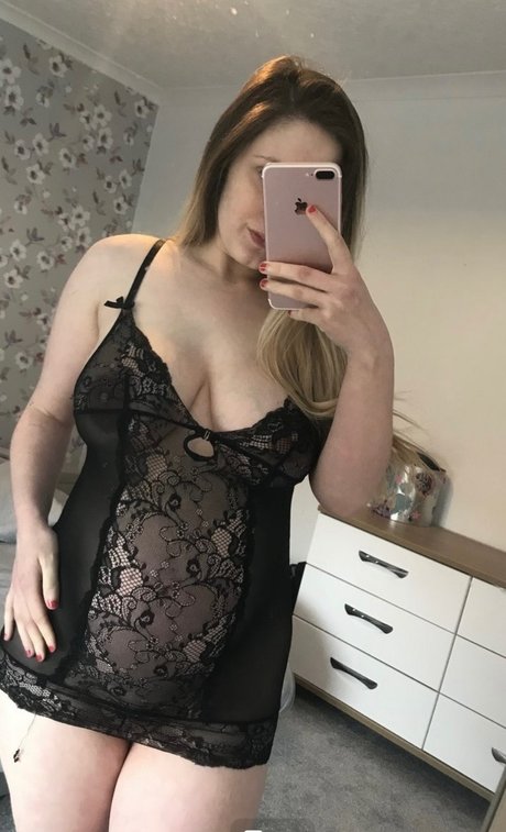 Naakte gelekte OnlyFans-foto van Pregnant Sexy Holly