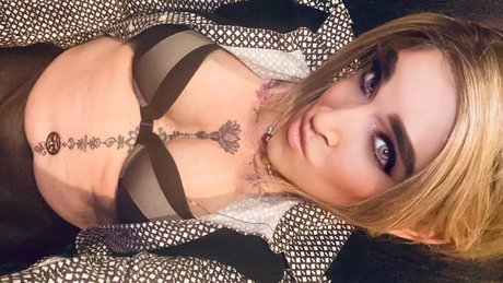 Naakte gelekte OnlyFans-foto van Post Michelle