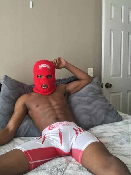 Naakte gelekte OnlyFans-foto van F A M O  S D A E