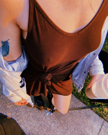 Naakte gelekte OnlyFans-foto van Poppy