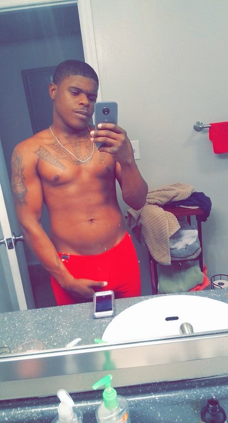 Naakte gelekte OnlyFans-foto van King Pablo