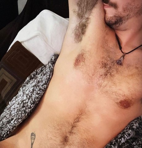 Naakte gelekte OnlyFans-foto van Popchampagne