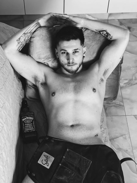 Naakte gelekte OnlyFans-foto van Ponchic
