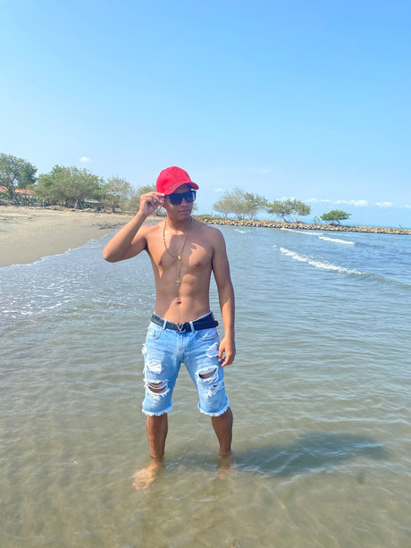 Naakte gelekte OnlyFans-foto van Roiber Top 10