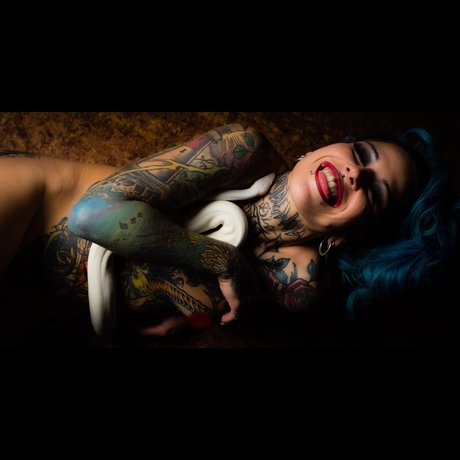 Naakte gelekte OnlyFans-foto van Miss Poisonblue