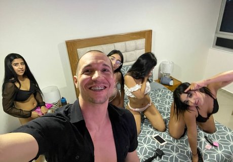Naakte gelekte OnlyFans-foto van Travelvids Xyz