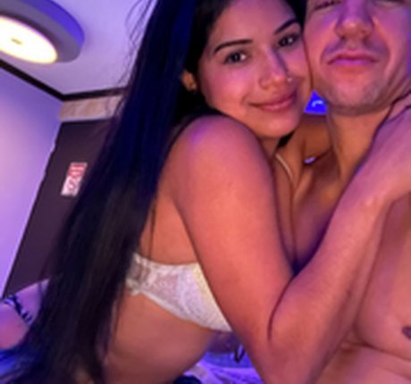 Naakte gelekte OnlyFans-foto van Travelvids Xyz