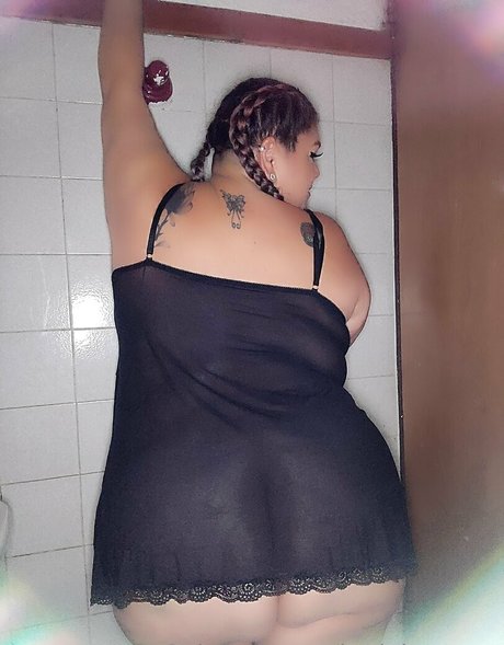 Naakte gelekte OnlyFans-foto van Hotjuicycurvy