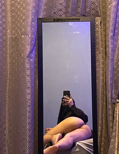 Naakte gelekte OnlyFans-foto van Arabmusclemommy