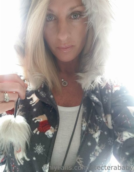 Naakte gelekte OnlyFans-foto van Etecterababy