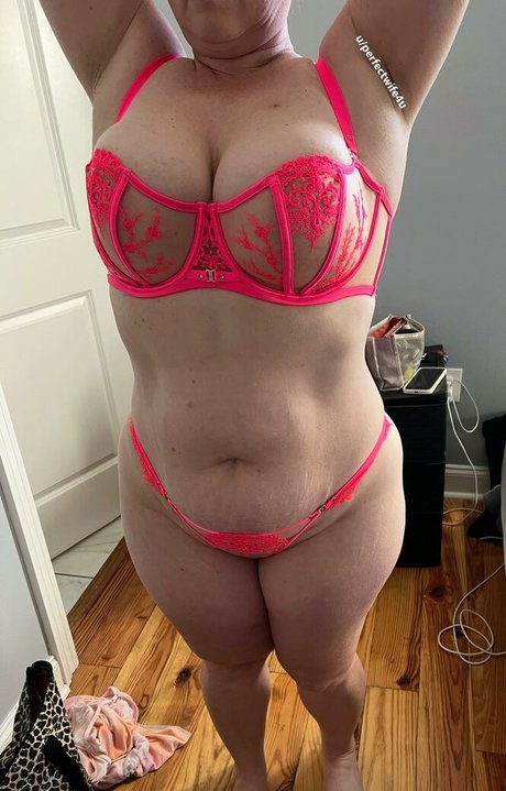 Naakte gelekte OnlyFans-foto van The Perfect Wife